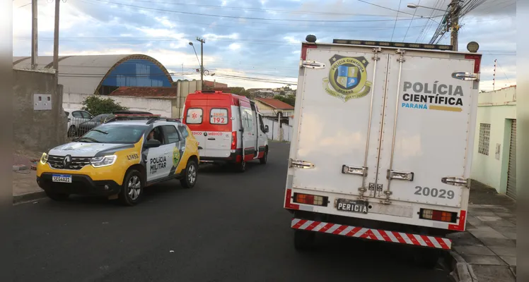 Homem morreu no telhado de uma casa na rua Sabaudia, na Vila Palmeirinha