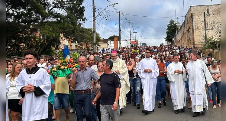 Milhares de devotos de diversas regiões do Paraná participaram da peregrinação.