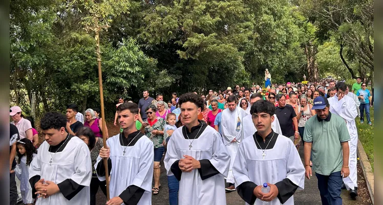 Milhares de devotos de diversas regiões do Paraná participaram da peregrinação.