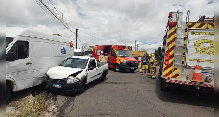 Colisão deixa três pessoas feridas no bairro Uvaranas em PG