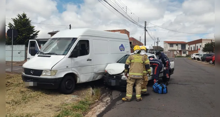 Colisão deixa três pessoas feridas no bairro Uvaranas em PG