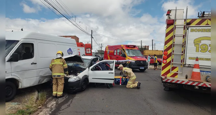 Colisão deixa três pessoas feridas no bairro Uvaranas em PG