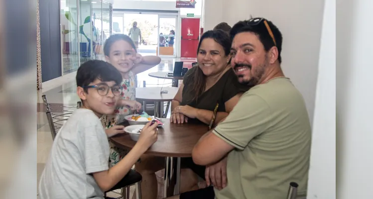 Já reconhecidos pela Casa das Águas, localizada no bairro Colônia Dona Luiza, que completará 15 anos em 2025, Reginaldo e Carolina iniciaram outro empreendimento na cidade, em maio desse ano, a Chocolollow Sorvetes.