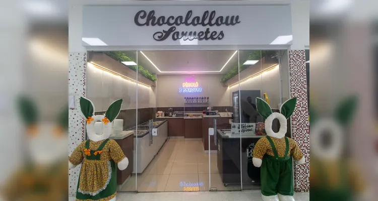 Já reconhecidos pela Casa das Águas, localizada no bairro Colônia Dona Luiza, que completará 15 anos em 2025, Reginaldo e Carolina iniciaram outro empreendimento na cidade, em maio desse ano, a Chocolollow Sorvetes.