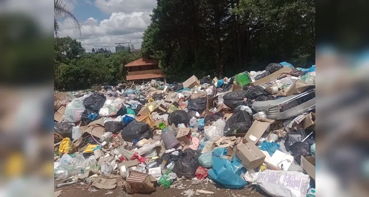 Não há quem destine os resíduos para o local correto, causando o acúmulo.