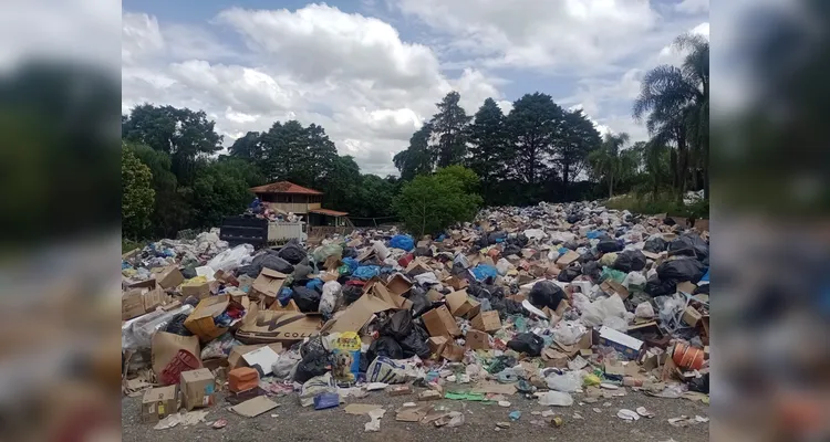 Não há quem destine os resíduos para o local correto, causando o acúmulo.