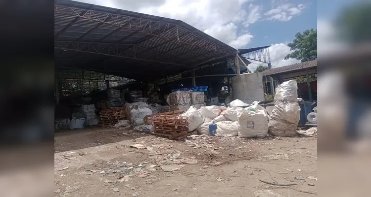 Não há quem destine os resíduos para o local correto, causando o acúmulo.