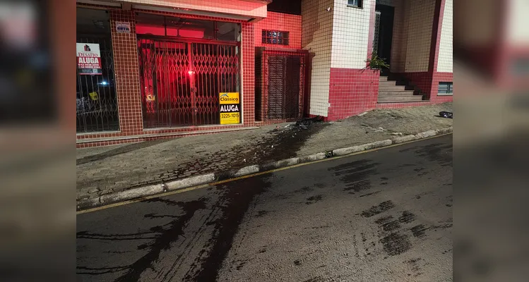 Carro colide contra prédio após pneu estourar em PG