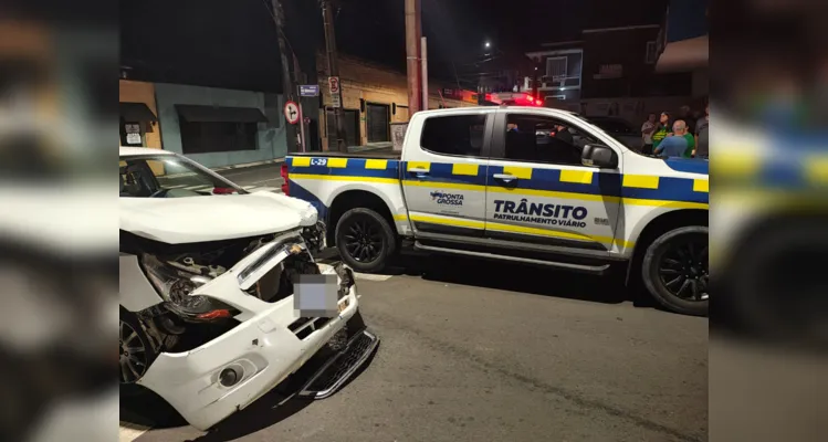 Motorista não consegue frear a tempo e atinge lateral de carro