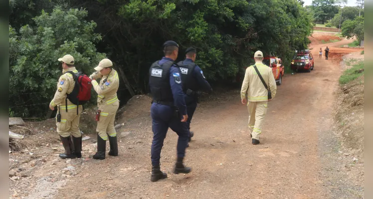 Equipes do Corpo de Bombeiros e da Guarda Civil Municipal (GCM) de Ponta Grossa realizam buscas.