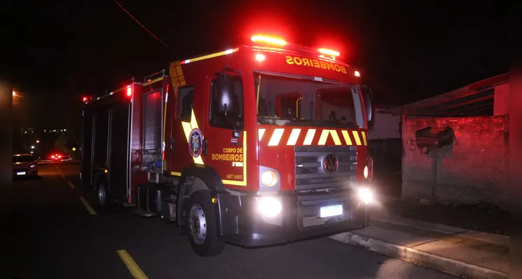 Bombeiros combateram as chamas pelo terreno de um imóvel vizinho