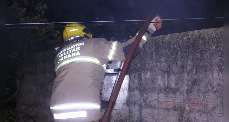 Bombeiros combateram as chamas pelo terreno de um imóvel vizinho