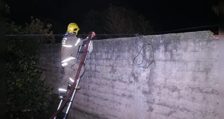 Bombeiros combateram as chamas pelo terreno de um imóvel vizinho