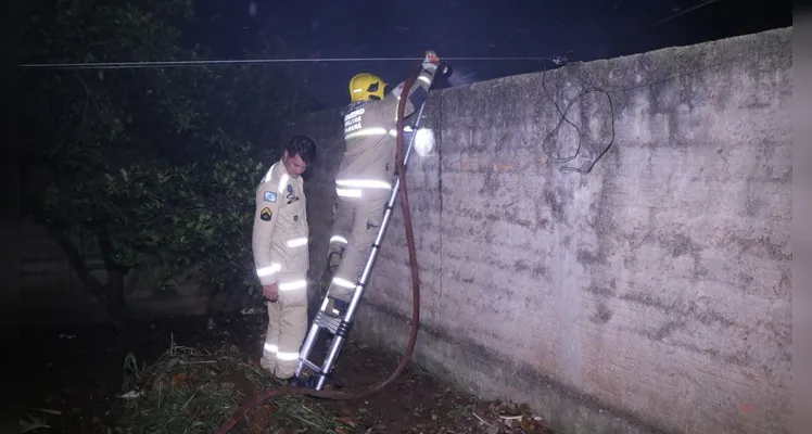 Bombeiros combateram as chamas pelo terreno de um imóvel vizinho