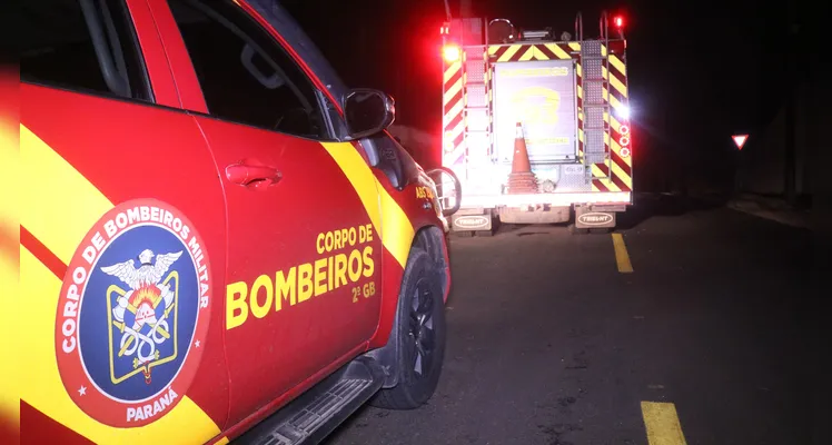 Bombeiros combateram as chamas pelo terreno de um imóvel vizinho