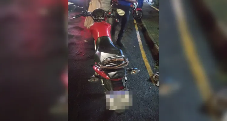 Carro atinge motocicleta ao realizar conversão em PG