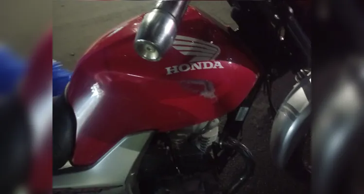 Carro atinge motocicleta ao realizar conversão em PG