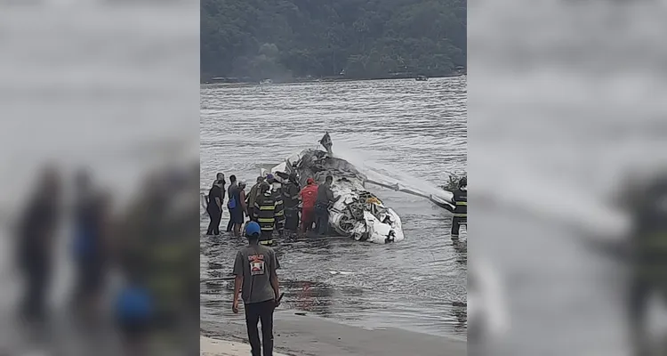 Aeronave atravessa pista e explode em Ubatuba; veja vídeo