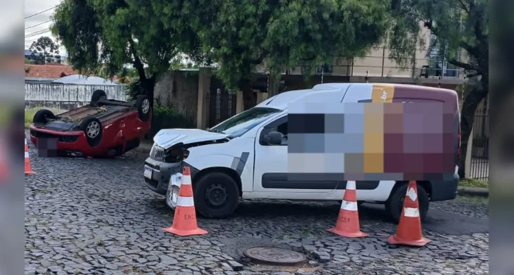 Carro capota ao ser atingido por veículo no 'Jardim Carvalho'