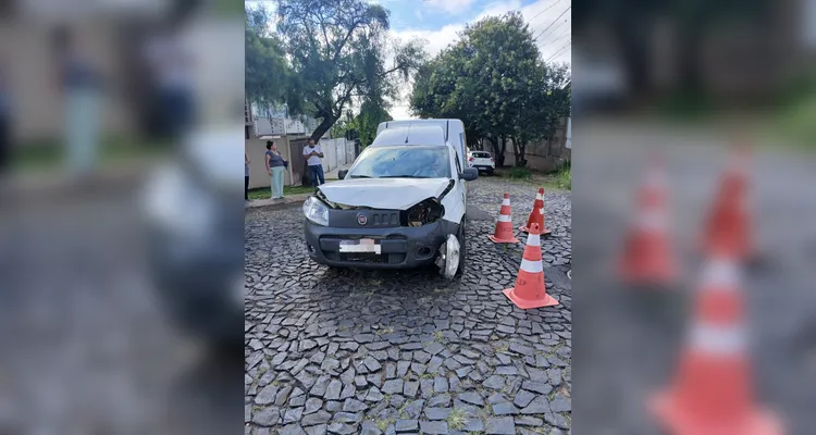 Carro capota ao ser atingido por veículo no 'Jardim Carvalho'