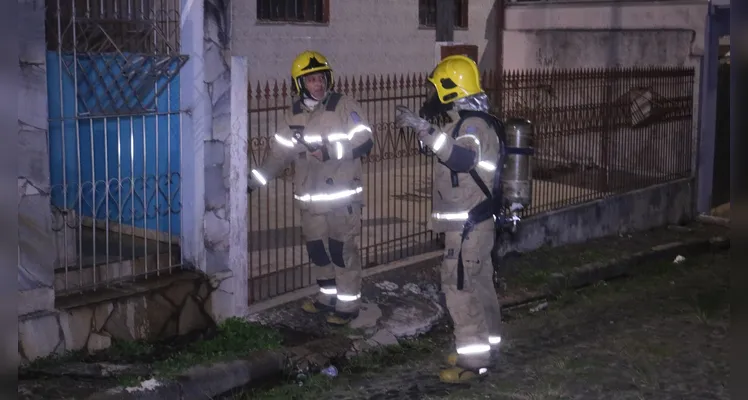 Incêndio aconteceu em uma casa na rua Rodonita