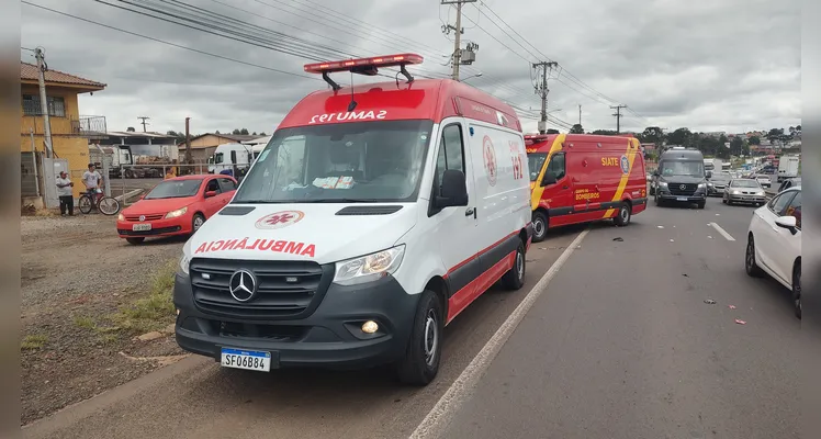 Uma pista foi interditada no local, o trânsito segue lento.