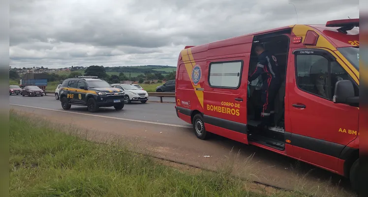 Uma pista foi interditada no local, o trânsito segue lento.