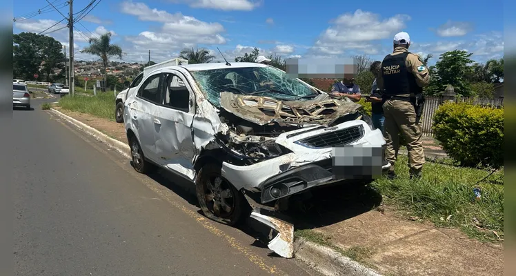 Carro que caiu de viaduto de PG é retirado do local do acidente