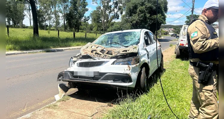 Carro que caiu de viaduto de PG é retirado do local do acidente