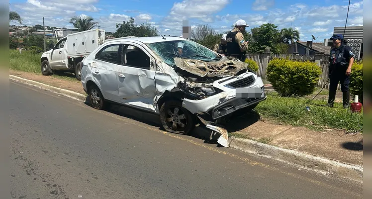 Carro que caiu de viaduto de PG é retirado do local do acidente