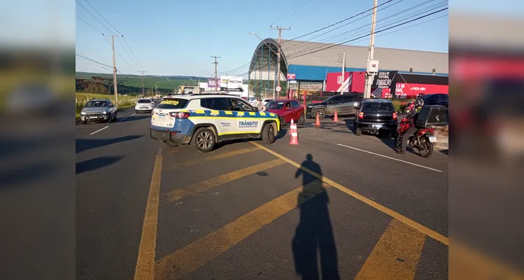 A equipe de Patrulhamento Viário realizou a sinalização do local e o registro da ocorrência.