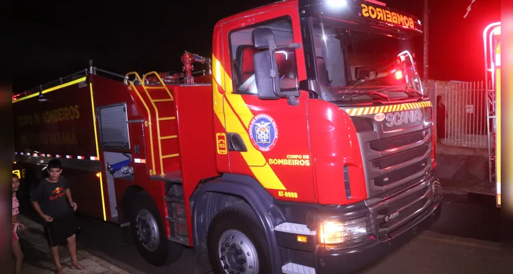 Bombeiros estiveram no local para combater as chamas