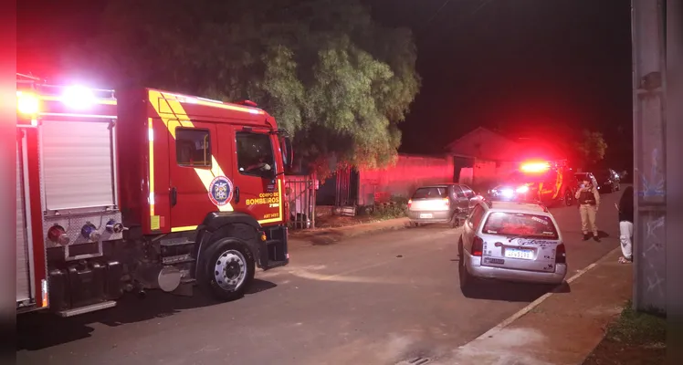 Bombeiros estiveram no local para combater as chamas