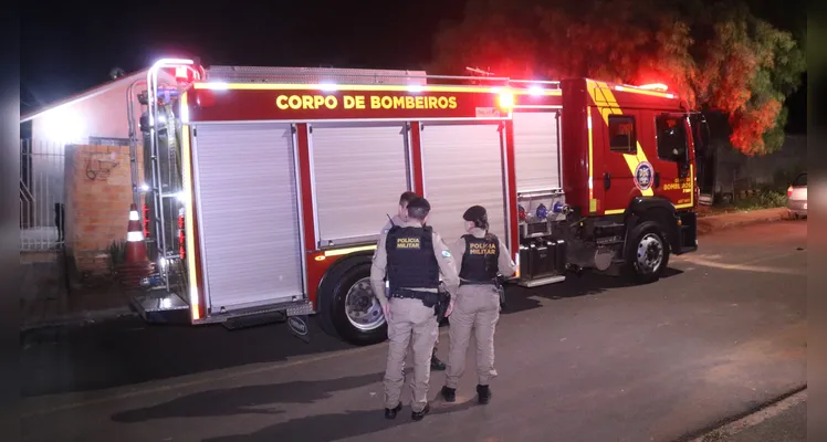 Bombeiros estiveram no local para combater as chamas