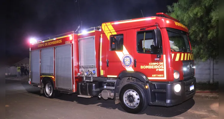 Bombeiros estiveram no local para combater as chamas