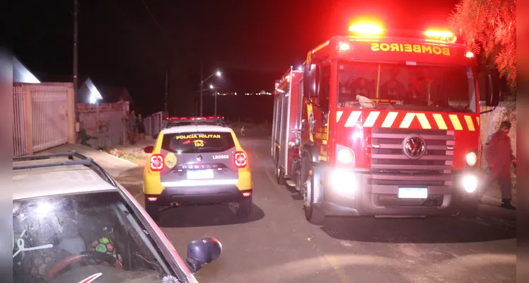 Bombeiros estiveram no local para combater as chamas