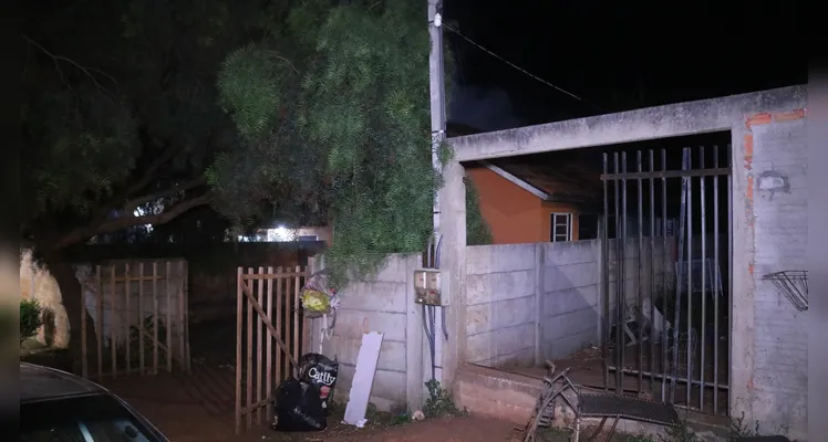 Bombeiros estiveram no local para combater as chamas