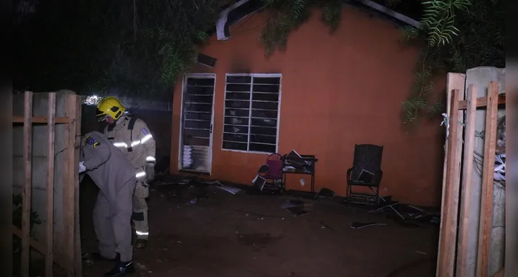 Bombeiros estiveram no local para combater as chamas