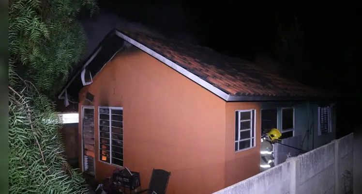 Bombeiros estiveram no local para combater as chamas