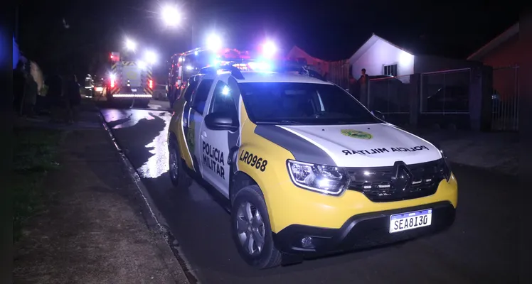 Bombeiros estiveram no local para combater as chamas