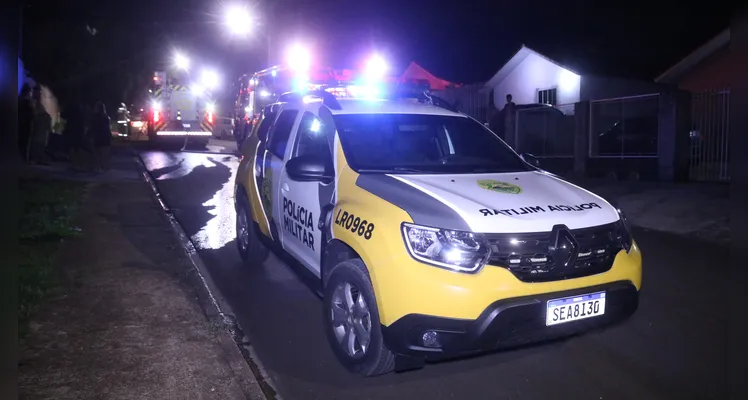 Bombeiros estiveram no local para combater as chamas