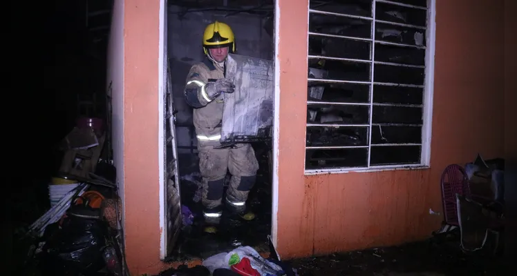 Bombeiros estiveram no local para combater as chamas