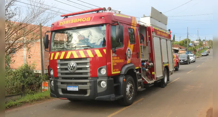 Os bombeiros combateram as chamas.