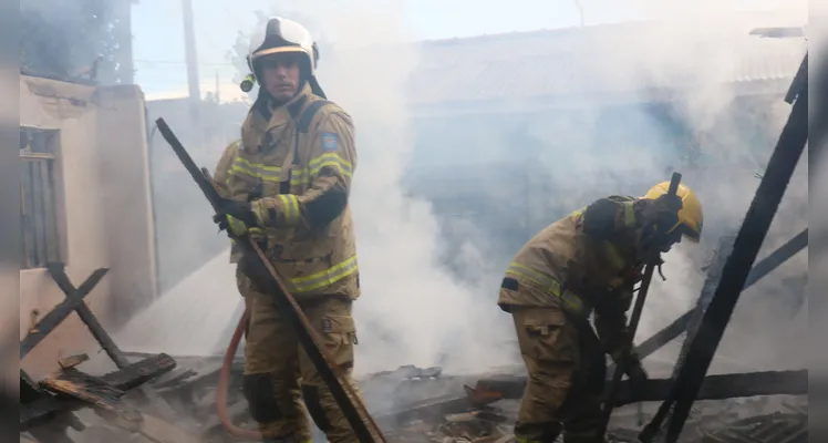 Os bombeiros combateram as chamas.