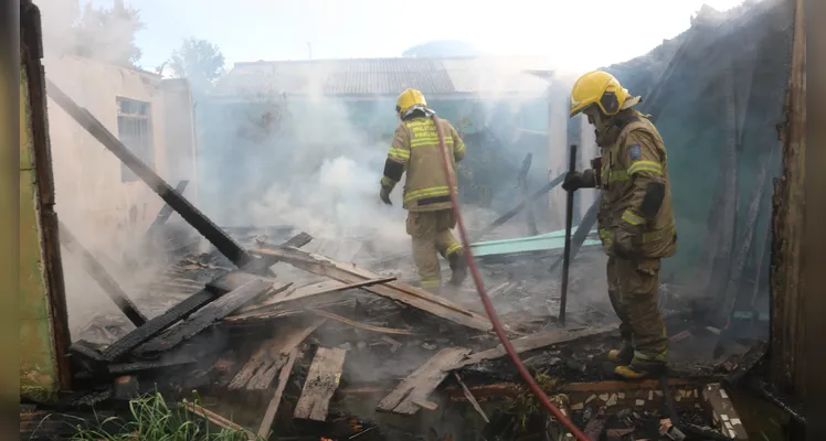 Os bombeiros combateram as chamas.