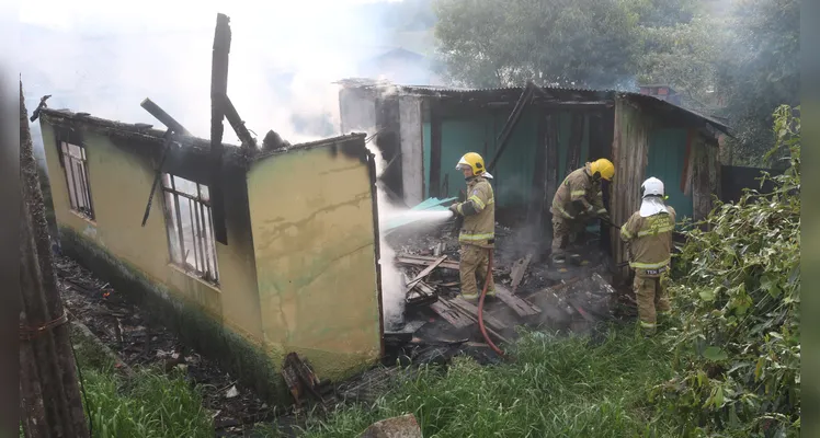 Os bombeiros combateram as chamas.