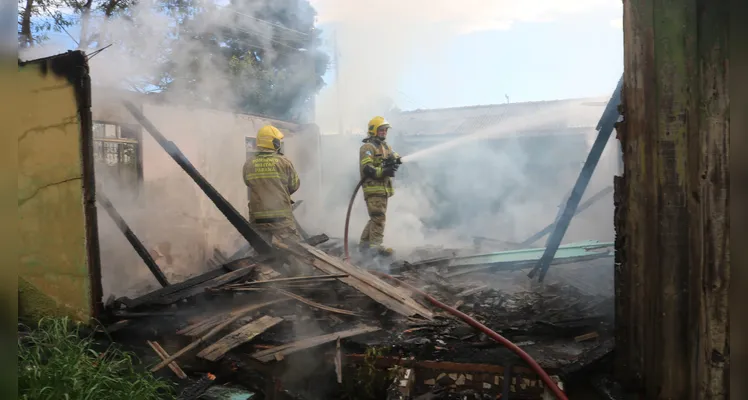 Os bombeiros combateram as chamas.