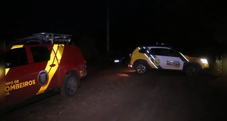 Bombeiros e policiais não localizaram nada até o momento.