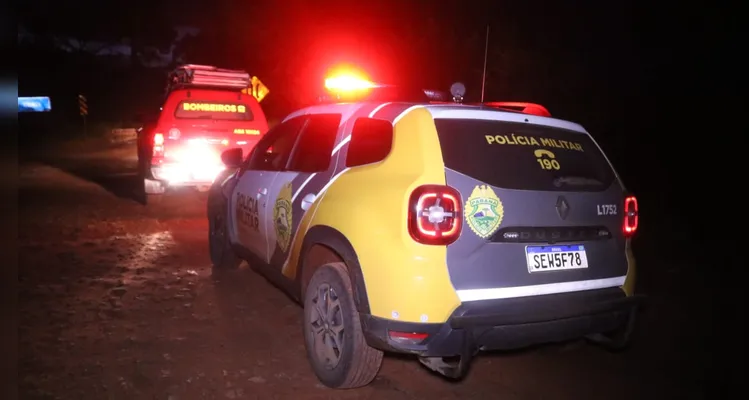 Bombeiros e policiais não localizaram nada até o momento.