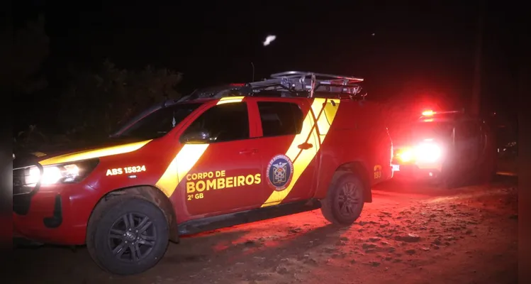 Bombeiros e policiais não localizaram nada até o momento.